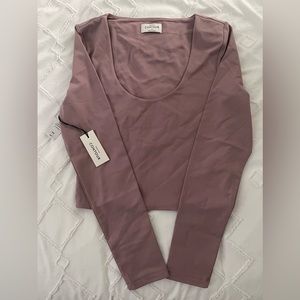 NWT Aritzia Contour scoope neck, long sleeve. Size M, colour Claremont.